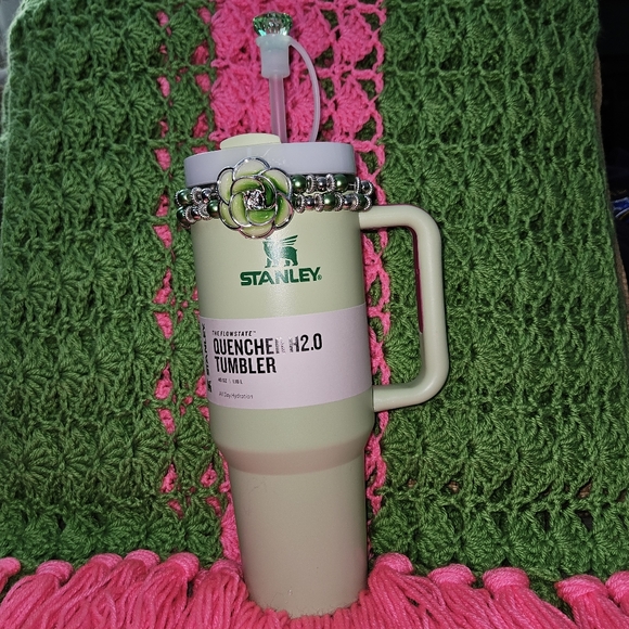Stanley Quencher with FREE Green Rose Bracelet (40oz) H2.0 The Flowtrate Tumbler - Picture 8 of 14